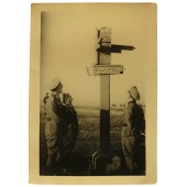 Photo d'officiers allemands près d'un panneau de signalisation routière